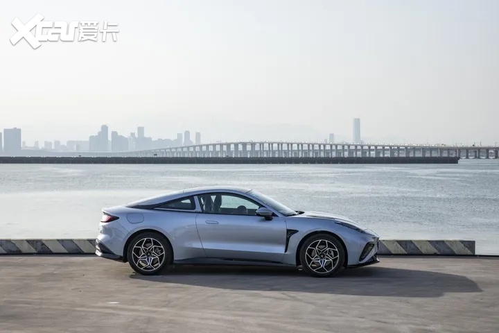 试驾官丨评测哪吒GT，18万不到的“国民跑车”！