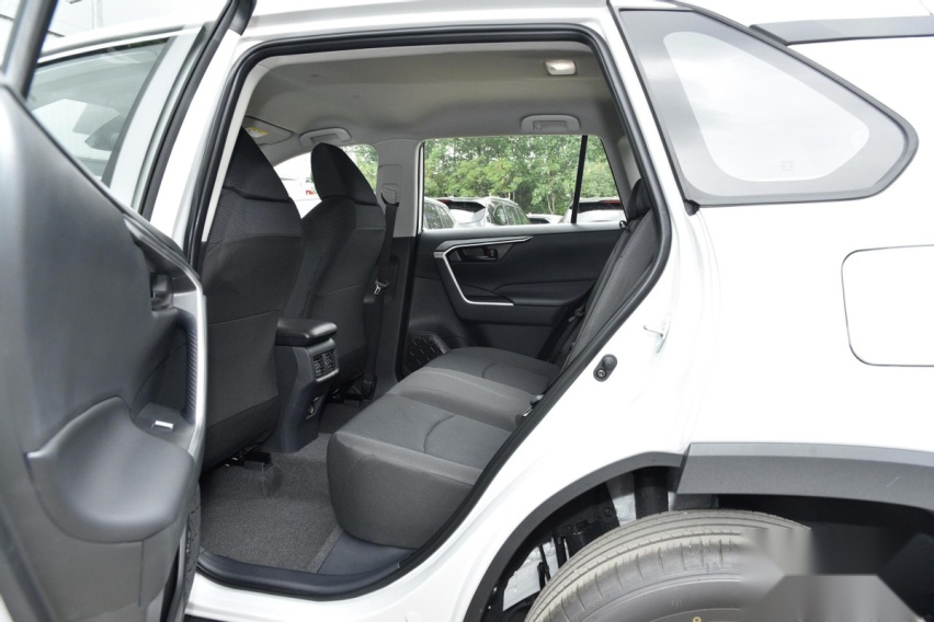 红旗HS3全面对比RAV4，谁才是“高配低价”的代名词？
