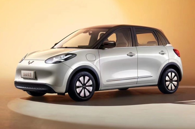 比宏光MINIEV更大，五菱全新车，或售7-10万！