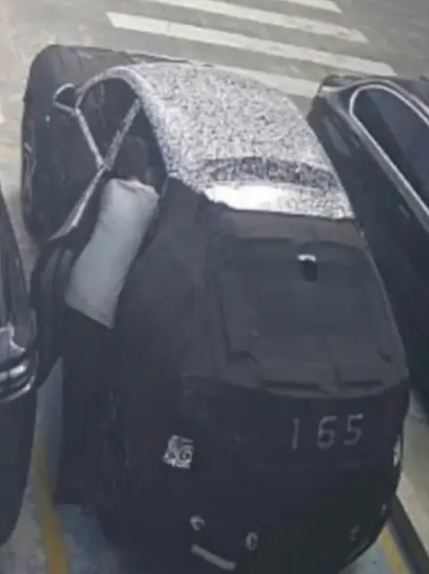 小米SUV频繁路试，没有对开门，尾灯和SU7同款
