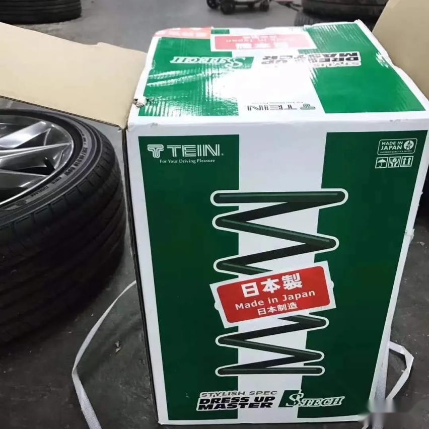 姿态风两厢马自达昂克赛拉，趴在地上的