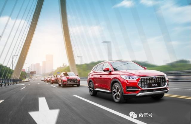 你拍了拍“比亚迪宋PLUS”说“嚯！这才叫模范 ”