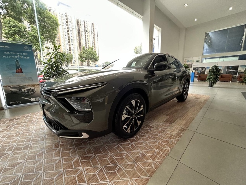 探店|2023款凡尔赛C5 X，入门即豪华，14.37万起售