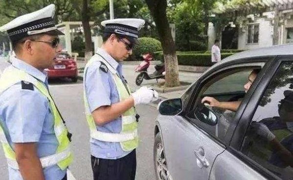 查车的时候，交警围着车走一圈，并按一下尾箱盖是什么意思？