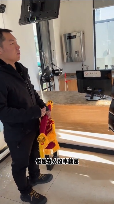 有人在吉利大厦门口拉横幅?车主:吉利救了我的命