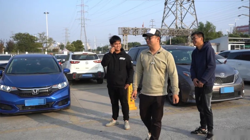 开敞篷8缸3系逛二手车市场，40万竟然打包带走4辆