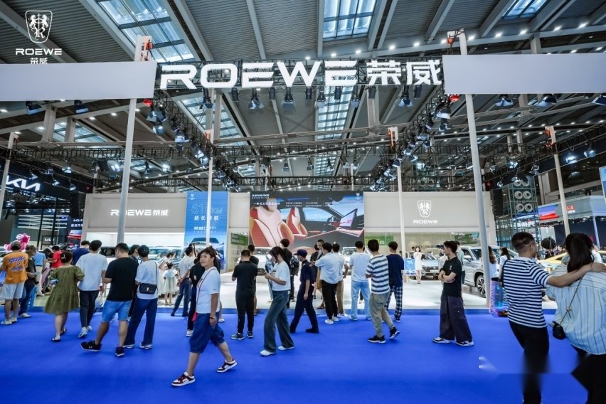 上汽荣威D家族系列D7EV和D7DMH亮相深圳车展