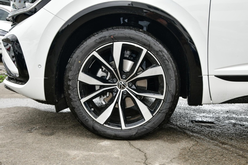 建议跑长途开中大型SUV，这两款车，安静舒适，四轮驱动安全性好