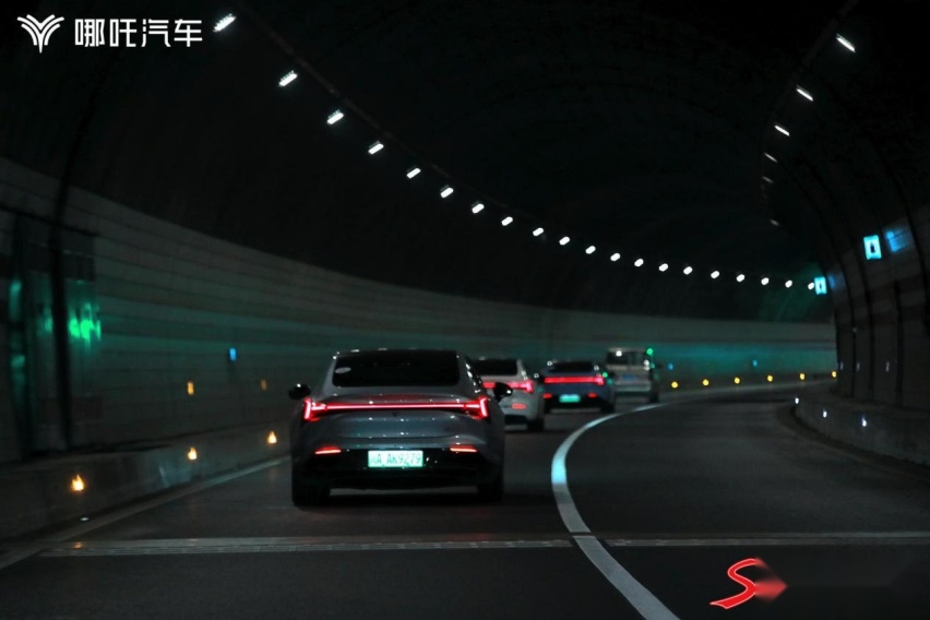 见证成都首批哪吒S用户提车：开最美的车，看最美的景