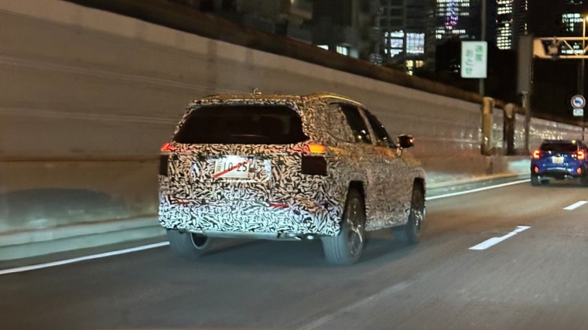 6代RAV4伪装车现身？网友捕获间谍照「2细节」可能是丰田全新SUV