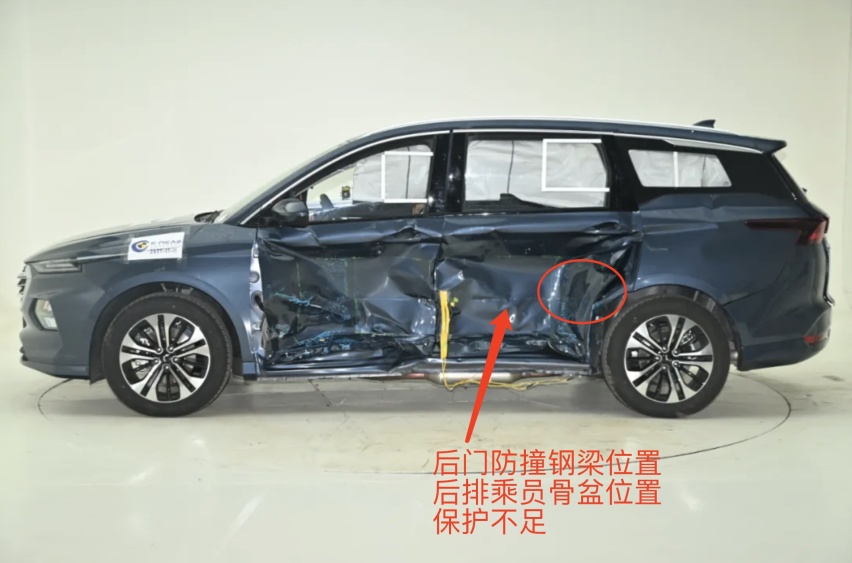 主驾座椅碰撞后位移，五菱凯捷碰撞测试暴露出内部配件不牢固问题