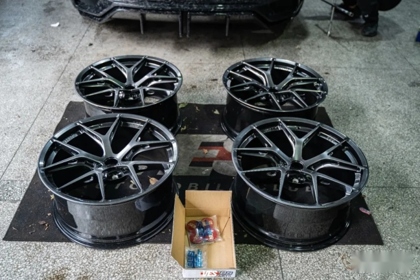 油价太贵被迫买Model 3高性能版，帮老婆磨合新车顺便改装玩玩