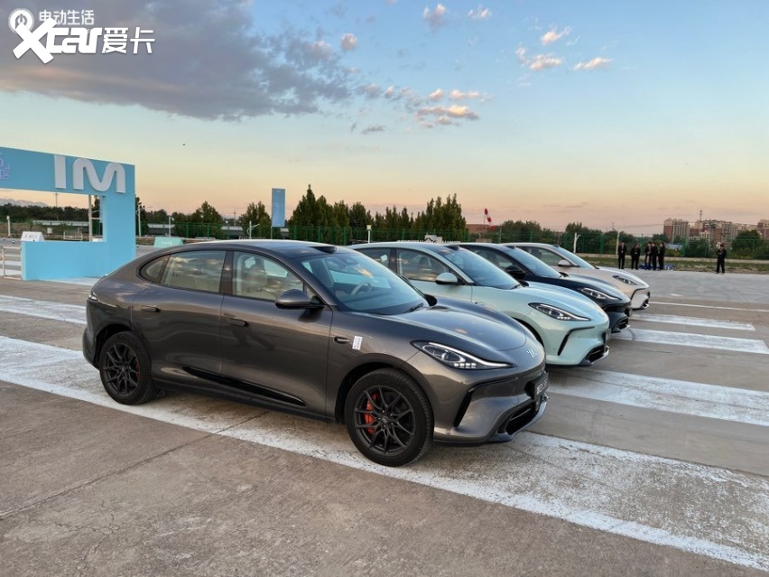 智己LS6场地科目试驾 消费者用车痛点它是最懂的
