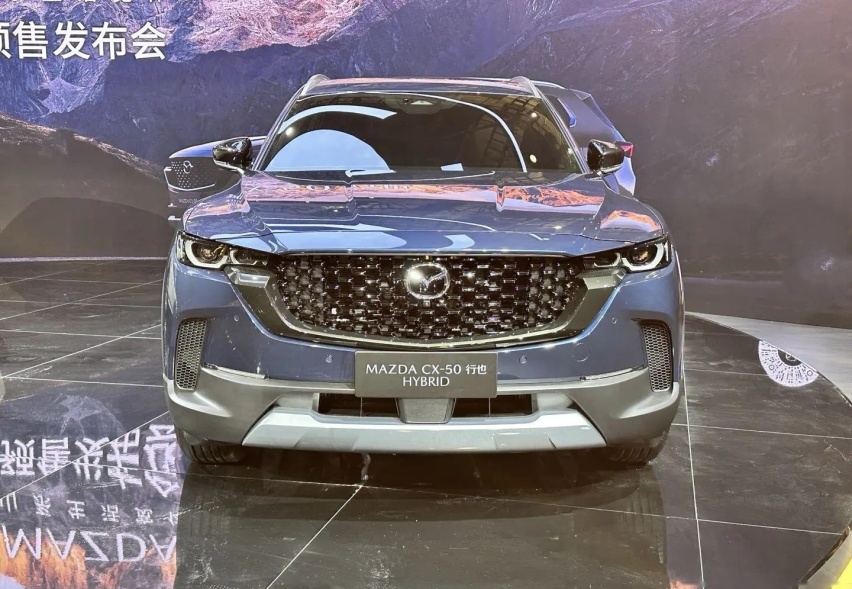 上海车展探馆 马自达展位上 2.5L混动CX-50