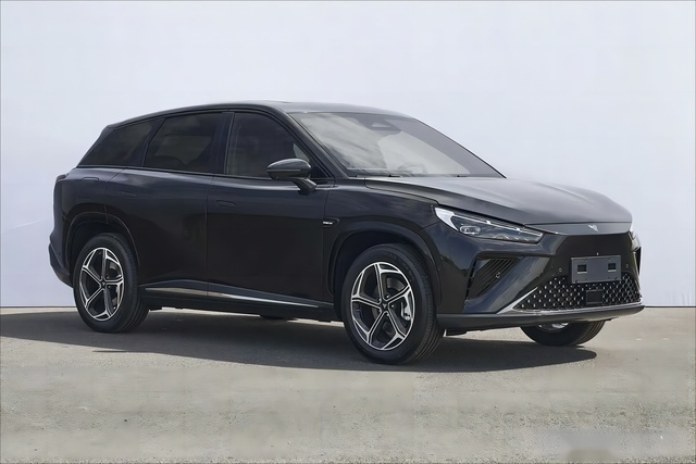 哪吒L实车曝光！定位大五座SUV，轴距超2.8米，纯电+增程动力