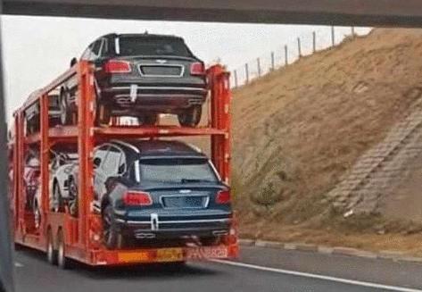 高速上遇到一辆4000万半挂车! 装了一车宾利