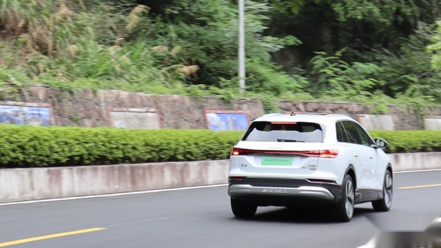 近5米的SUV，开着却像性能车？试驾奥迪Q5 e-tron
