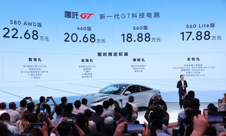年轻人第一台GT跑车！双门四座纯电，哪吒GT售17.88万元起