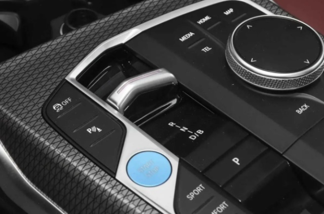 宝马i3与Model 3，同为30万以上新能源轿车，性价比谁更高？