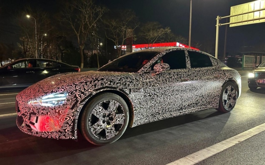 小米SU7实车曝光，外形神似保时捷，有望配800V，卖多少钱合理？