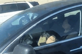 美国一特斯拉无人驾驶汽车高速上行驶 司机竟然睡着