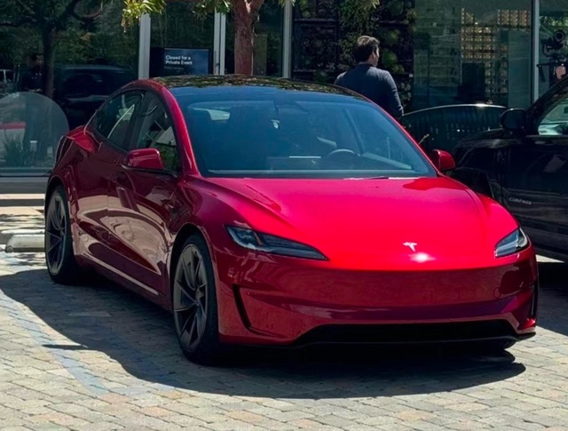 新款特斯拉Model 3性能版曝光！零百加速3秒多 年内国内开售