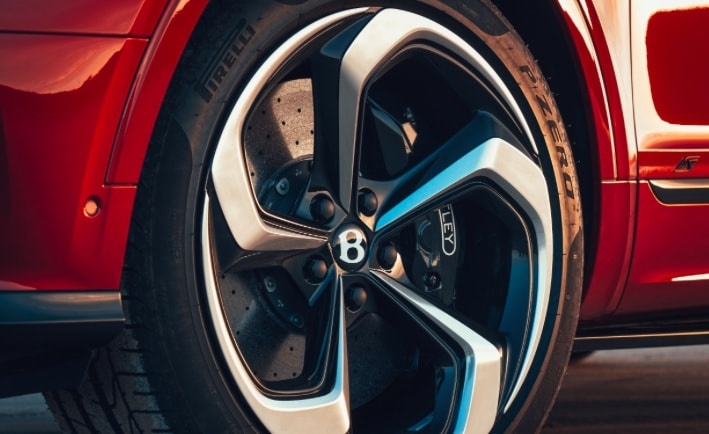 4.0T V8引擎+4.5秒破百，宾利添越S亮相广州，有四种越野驾驶模