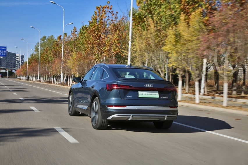 贴近燃油车的行驶品质，试驾奥迪e-tron Sportback