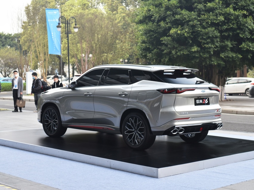 长安带来高颜值SUV，配2.0T+8AT，6秒多破百，可实现六屏互联