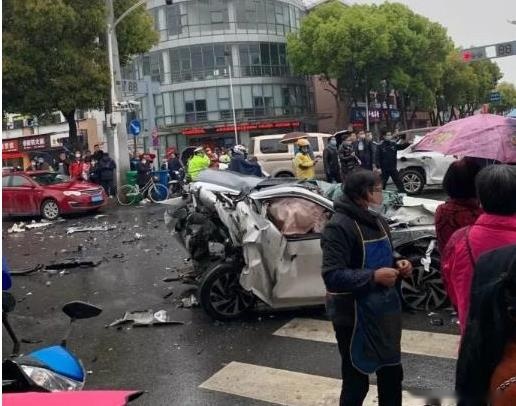 苏州奕泽追尾思域事件，说明什么问题？网友：中保研果然没被充值