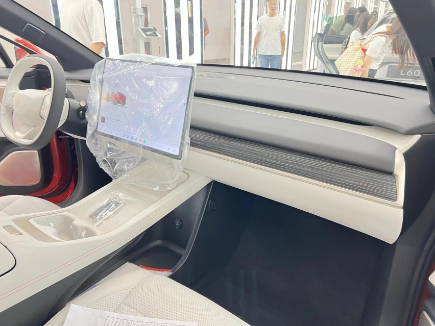 乐道L60内饰实拍，特斯拉风+女王副驾，续航超1000km
