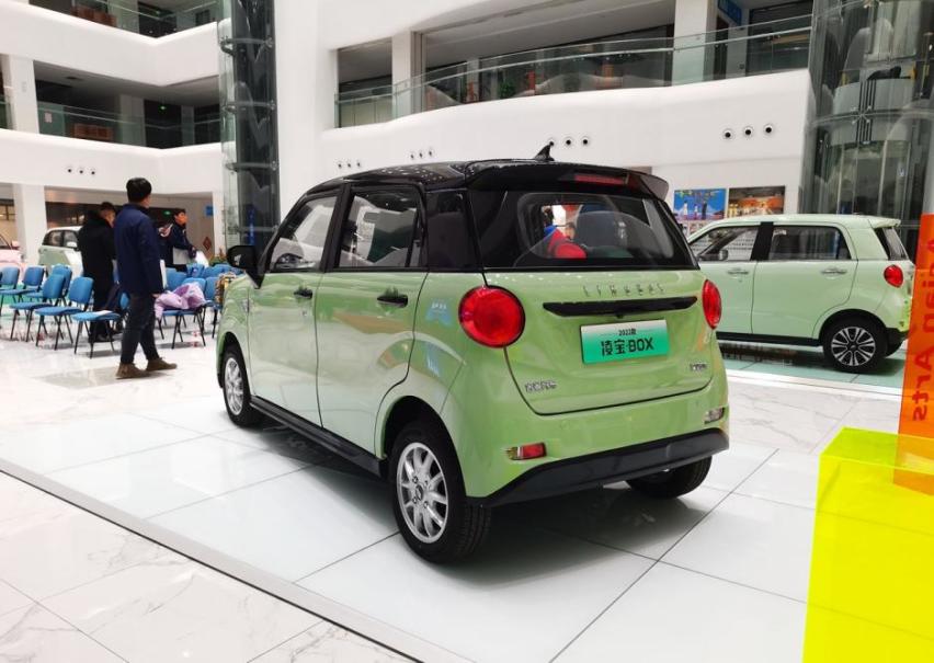 比宏光MINI贵一点，但这车是五门四座，续航能达到320公里