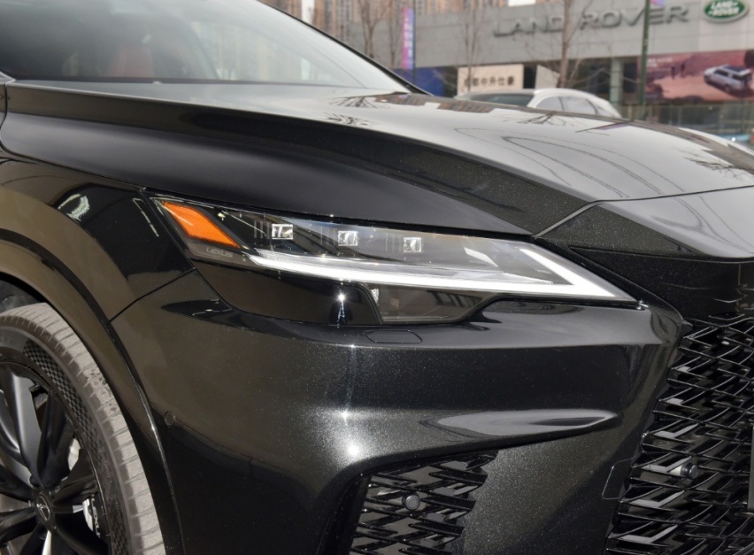 雷克萨斯的C级SUV，搭载2.4T混动，比奔驰GLC漂亮，后排放倒当床