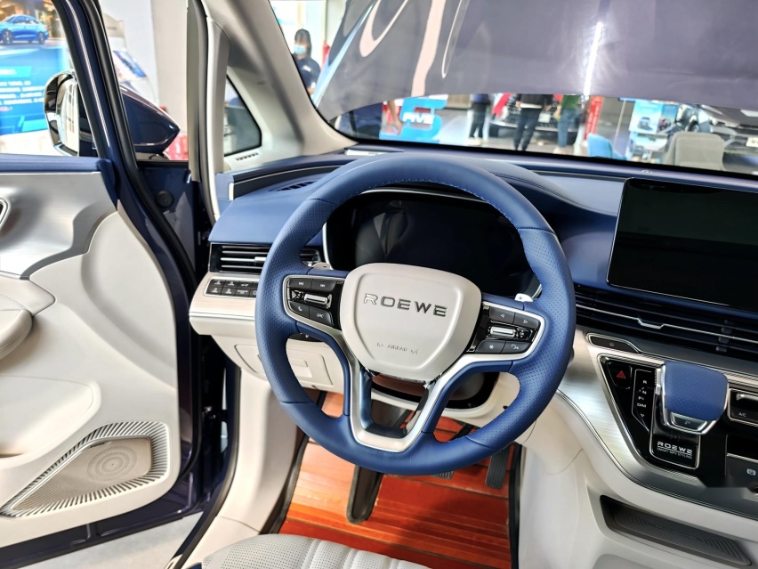 中大型MPV/配2.0T发动机 实拍体验荣威iMAX8 售价18.88