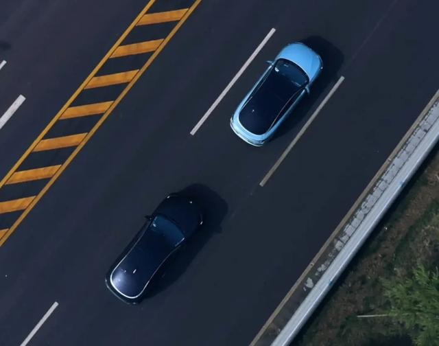 近看像轿车，视野像SUV，性能像跑车？它就是极狐阿尔法S