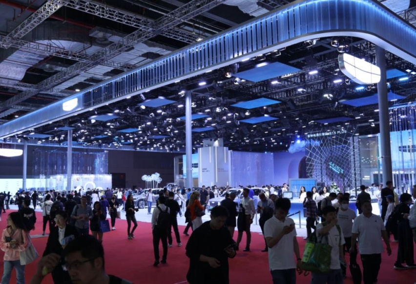 比亚迪宋Plus dmi人气下降，吉利银河L7热议不断，将于上海车展亮