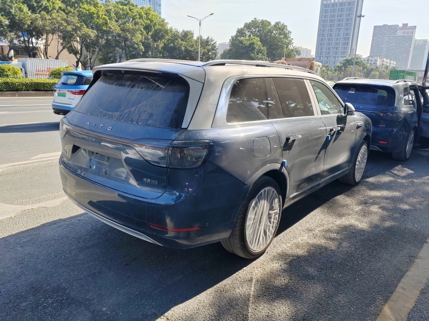 问界M9到店，5种车色可选，车内配“影院”+冰箱