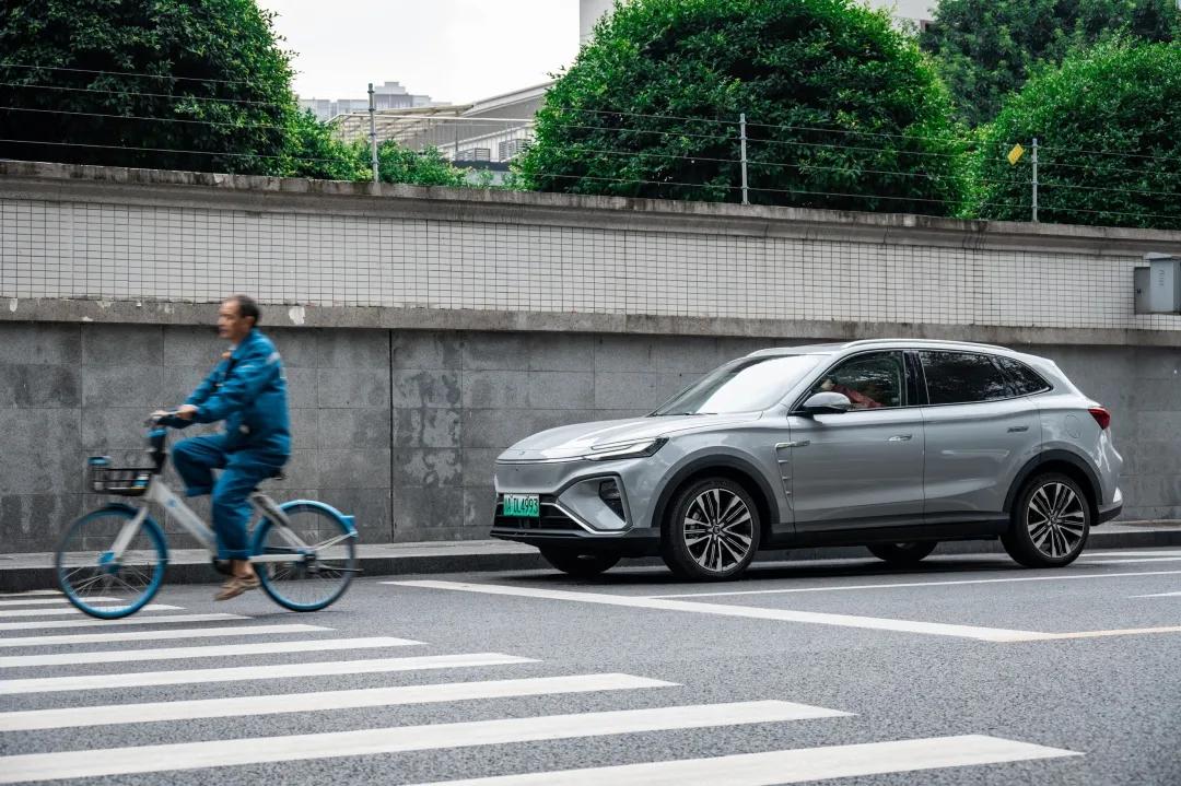 頂配續航超500、加速小于5秒,這個品牌的中型電動車只賣26萬 頂配續航超500、加速小于5秒,這個品牌的中型電動車只賣26萬