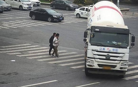 公安部公布十大不文明驾驶行为，你中了几枪？