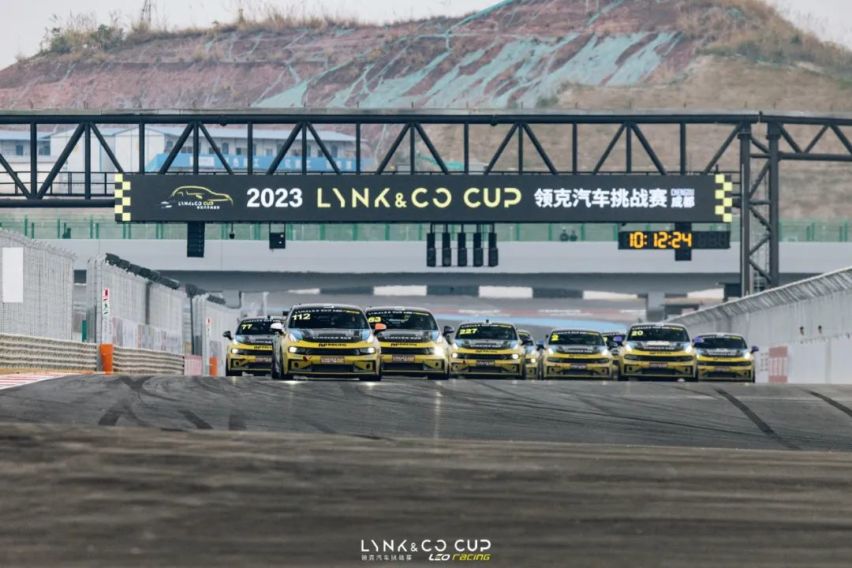 领克汽车挑战赛收官战首回合：黄颖力抗强敌先下一城