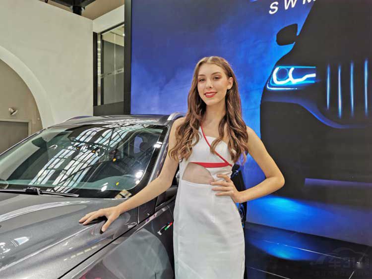 重庆车展上的国外美女车模 肤白貌美大长腿 一个更比一个身材好