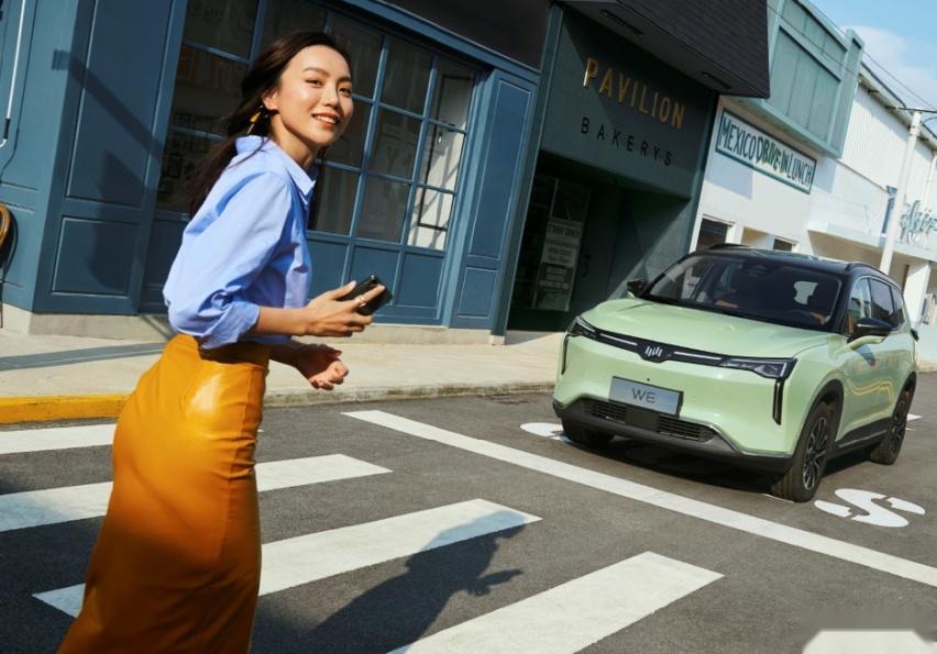 不甘平庸才是常态！威马W6搭载三块大屏＋无人泊车，续航达620km