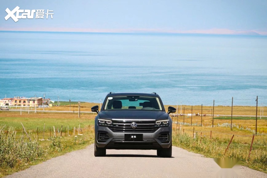 化身"孤傲绅士",抢先试驾途锐火山岩涂装运动版-爱卡汽车爱咖号