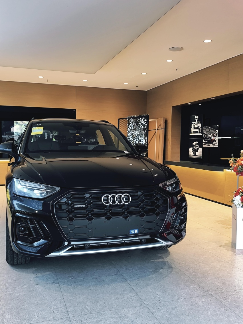 25款奥迪Q5L实车到店，增logo车贴+储物盒盖板，标配30色氛围灯