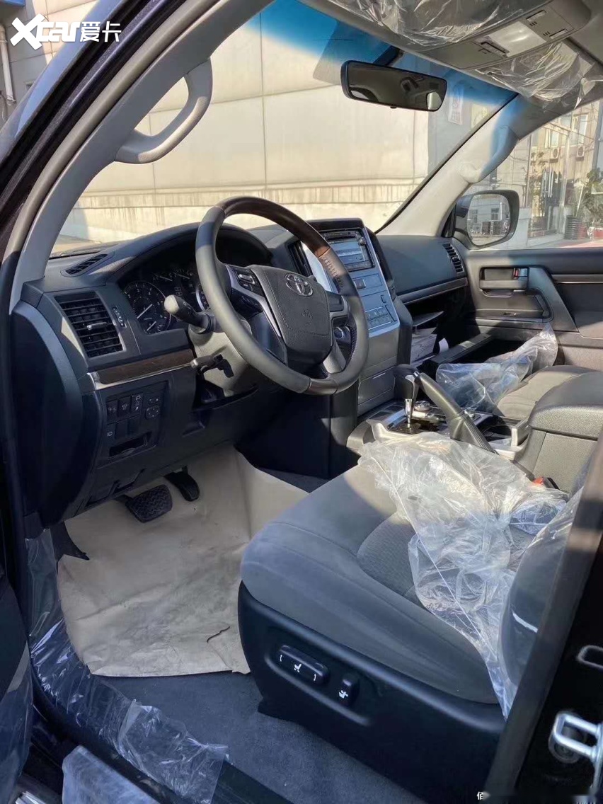 2020款丰田兰德酷路泽4500精致的中控台与桃木内饰的搭配使整个车内更