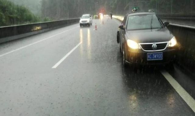 暴雨天气在高速上怎么办？靠边停车不是最安全的，应该要这样做