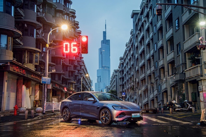 3.8秒破百，最高续航700km，比亚迪又出一爆款