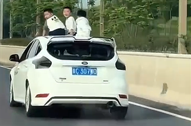 3名男童并排坐在行驶中的汽车天窗处！宜宾交警应对车主从重处罚