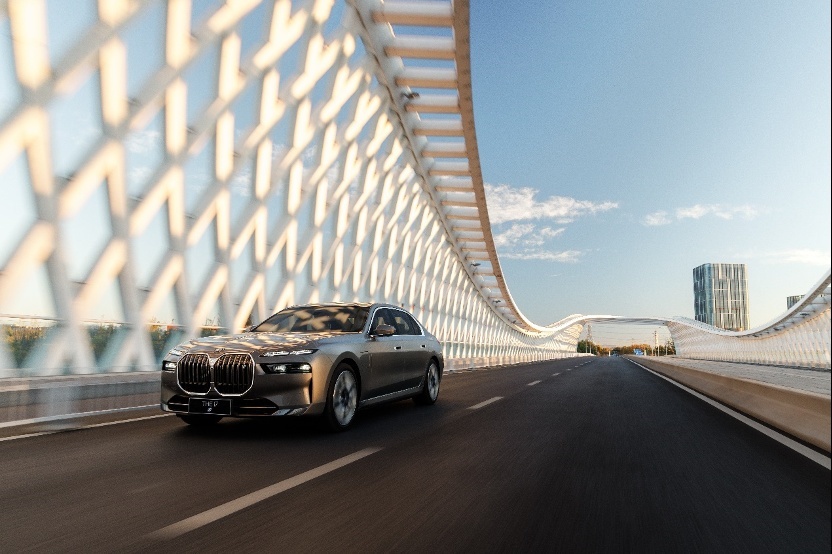 驾控还得是宝马，BMW i7奏响电动时代纯粹驾趣最强音