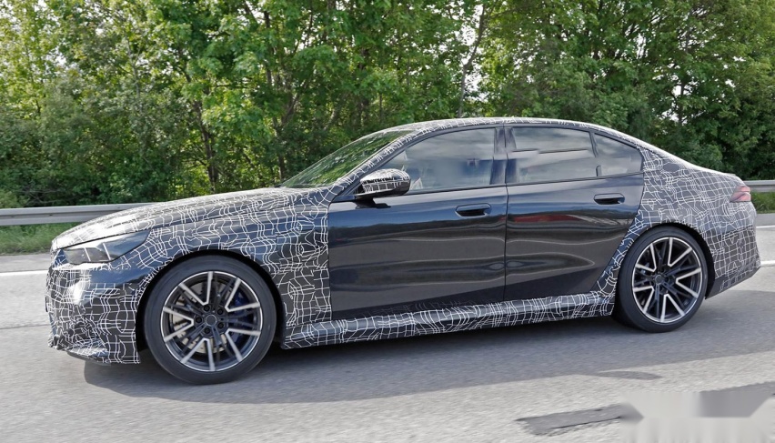 动力系统或为4.4T V8插电混 新一代宝马M5轻微装谍照曝光